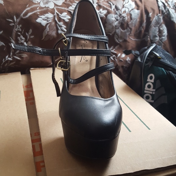 Black 5in high heels-- lowest price ever!! - Picture 2 of 2